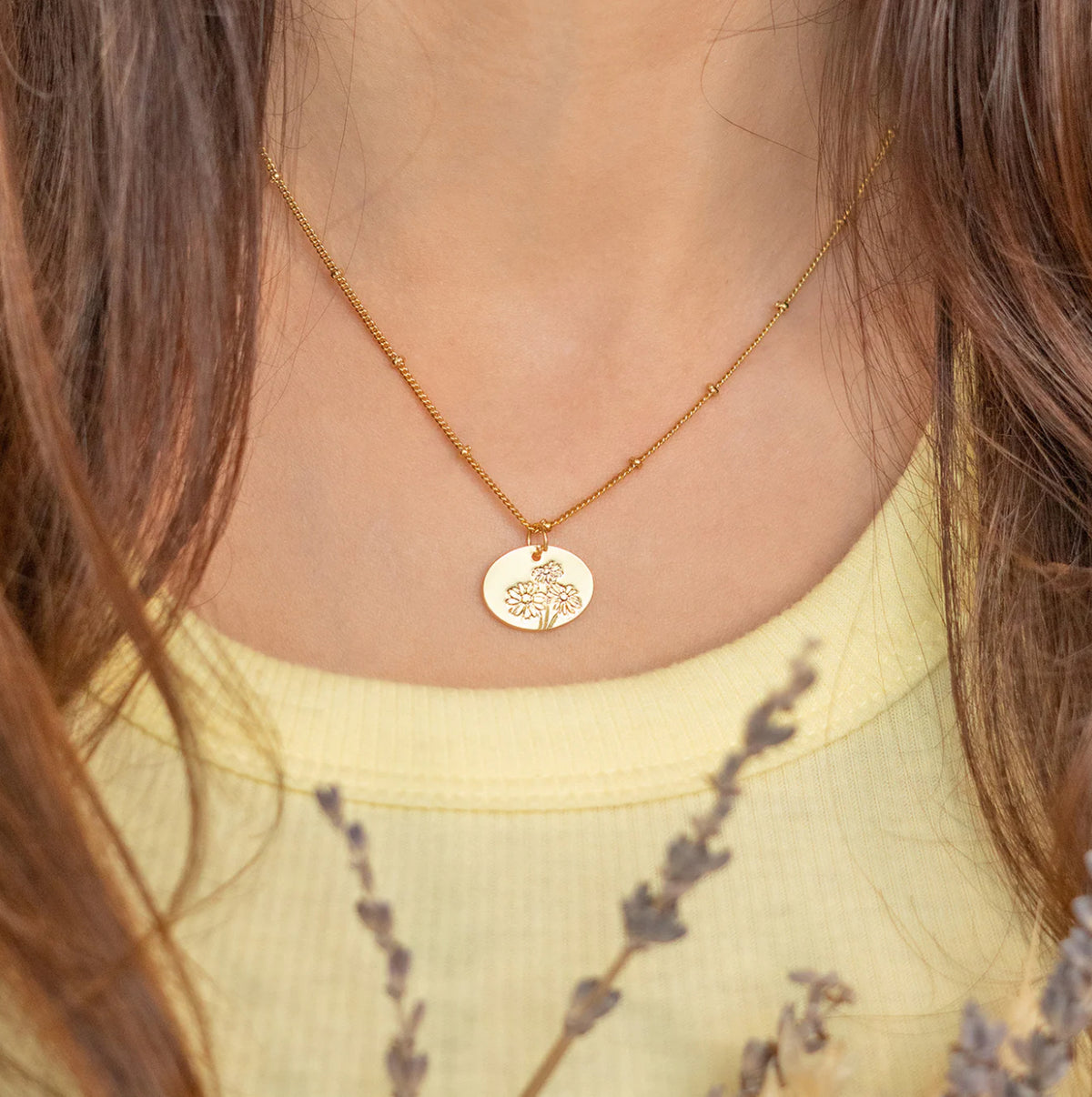 Lucky Feather Birth Flower Necklace - Daisy (April)